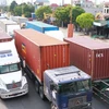 Các xe container, xe tải bị ùn tắc trên Quốc lộ 5 đoạn qua Hải Phòng. (Ảnh: Lâm Khánh/TTXVN)
