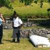 Mảnh vỡ máy bay được tìm thấy trên đảo Reunion. (Nguồn: AFP/TTXVN)