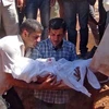 Anh Abdullah Kurdi ôm thi hài của con trai. (Nguồn: EPA)