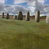 Những tảng đá này có chiều cao lên đến 4,5m và được xếp thành hàng thay vì xếp vòng tròn như Stonehenge. (Nguồn: DM)