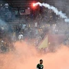 Cổ động viên Malaysia quá khích ném pháo sáng xuống sân. (Nguồn: AFP/Getty Images)