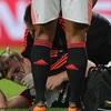 Luke Shaw đã phải deo mặt nạ dưỡng khí khi rời sân đấu. (Nguồn: Gett Images)