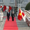 Thủ tướng Nhật Bản Shinzo Abe và Tổng Bí thư Nguyễn Phú Trọng duyệt đội danh dự. (Ảnh: Trí Dũng/TTXVN)