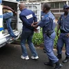 Cảnh sát Nam Phi bắt giữ người tình nghi. (Nguồn: timeslive)