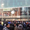 Người dân Trung Quốc xếp hàng mua iPhone. (Nguồn: Reuters)