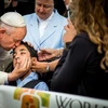 Giáo hoàng Francis dừng đoàn xe hộ tống để tới ôm cậu bé Michael Keating. (Nguồn: AP)