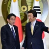 Ngoại trưởng Hàn Quốc Yun Byung-se và người đồng cấp Nhật Bản Funio Kishida. (Nguồn: AFP)