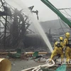 Lực lượng cứu hỏa nỗ lực dập lửa tại vụ nổ. (Nguồn: zjol.com.cn)