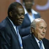 Ông Issa Hayatou điều hành FIFA thay ông Blatter. (Nguồn: Reuters)