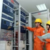 Công nhân trực vận hành tại trạm biến áp 220 Kv Tây Hồ, Hà Nội. (Ảnh: Huy Hùng/TTXVN)