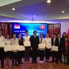 Các em học sinh Việt Nam nhận học bổng. 