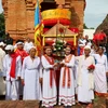 Trang phục Nữ thần Pô Sah Inư được rước lên Tháp Pô Sah Inư. (Ảnh: Nguyễn Thanh/TTXVN)