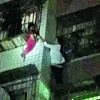 Chen Xiaoli không ngai nguy hiểm để cứu bé gái. (Nguồn: CCTV)