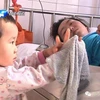 Bé gái 3 tuổi 1 mình chăm sóc mẹ. (Nguồn: CCTV News)