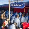 Người di cư chờ lên tàu tại Nickeldorf, biên giới giữa Áo với Hungary để tới Salzburg thuộc biên giới Đức-Áo. (Nguồn: AFP/TTXVN)