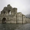 Nhà thờ cổ 400 năm tuổi nổi lên mặt nước ở Mexico.