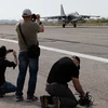 Các phóng viên chụp ảnh chiếc Su-25 chuẩn bị cất cánh. (Nguồn: Bộ Quốc phòng Nga)