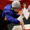 Cử tri Ba Lan bỏ phiếu tại một địa điểm bầu cử ở Warsaw. (Nguồn: Getty Images)