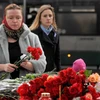 Người dân đặt hoa tưởng niệm các nạn nhân xấu số. (Nguồn: AFP/Getty Images)