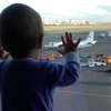 Bé gái Darina Gromva trước khi lên máy bay. (Nguồn: RT.com)