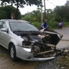 Vụ tai nạn khiến ôtô bị nát phần đầu. (Ảnh: Đức Thọ/TTXVN)