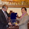 Ông Sergei Sevchenko trao tặng biểu tượng tỉnh Irkutsk cho Đại Sứ Nguyễn Thanh Sơn. (Ảnh: Duy Trinh/Vietnam+)