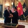 Đại sứ Việt Nam tại Hoa Kỳ Phạm Quang Vinh gặp Thống đốc bang Utah. (Ảnh: TTXVN)