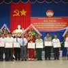 Chủ tịch Ủy ban Mặt trận Tổ quốc Việt Nam tỉnh Bình Phước tặng bằng khen cho các tập thể. (Ảnh: K GỬIH​/TTXVN)
