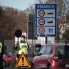 Cảnh sát Pháp kiểm soát tại khu vực "Cầu châu Âu" nối Strasbourg (Pháp) với Kehl, thị trấn miền Nam Đức, sau các vụ tấn công ở Paris. (Nguồn: AFP/ TTXVN)