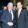 Thủ tướng Chính phủ Nguyễn Tấn Dũng hội kiến với ngài Gerad Larcher, Chủ tịch Thượng viện Pháp. (Ảnh: Đức Tám​/TTXVN)