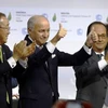Ngoại trưởng Pháp Laurent Fabius (giữa), thông báo hội nghị đã chính thức thông qua thỏa thuận khí hậu. (Nguồn: AP)
