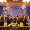 Thứ trưởng Trần Anh Tuấn bắt tay Thứ trưởng Bộ Nội vụ Lào Khammoune Viphongsay. (Ảnh: Phạm Kiên/Vietnam+)
