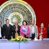 Phó Chủ tịch Quốc hội Nguyễn Thị Kim Ngân chụp ảnh cùng các đại biểu. (Ảnh: Doãn Tấn​/TTXVN)