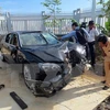Chiếc xe ôtô gây tai nạn bị biến dạng sau khi va chạm. (Ảnh: Huỳnh Sơn/TTXVN)