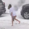 Cô gái không mặc quần đi trong bão tuyết. (Nguồn: DM)