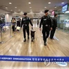 Lực lượng cảnh sát tăng cường an ninh tại sân bay Incheon sau khi phát hiện vật thể nghi chất nổ. (Nguồn: Yonhap)
