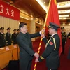 Chủ tịch Trung Quốc Tập Cận Bình trao cờ thành lập 5 chiến khu mới. (Nguồn: Xinhua)
