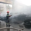 Lực lượng cứu hỏa kịp thời dập tắt đám cháy. (Ảnh: Công Mạo/TTXVN)