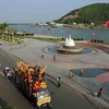 Diễu hành trên các tuyến đường tại thị xã Hà Tiên, tỉnh Kiên Giang. (Ảnh: An Hiếu/TTXVN)
