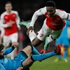 Tình huống Pique phạm lỗi với Welbeck. (Nguồn: Getty Images)