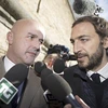 Hai nhà báo Gianluigi Nuzzi (trái) và Emiliano Fittipaldi. (Nguồn: Reuters)