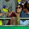 Nữ cổ động viên ngất xỉu trên khán đài sau cú sút của Messi. (Nguồn: Twitter)