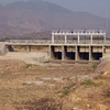 Công trình hồ chứa nước Bầu Zôn ở huyện Ninh Phước (tỉnh Ninh Thuận) trơ đáy. (Ảnh: Công Thử/TTXVN)