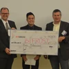 Đại diện đội vô địch Bifrost Biotech nhận phần thưởng của ban tổ chức.