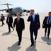 Đại sứ Mỹ tại Iraq Stuart Jones đón Ngoại trưởng Mỹ John Kerry tại sân bay quốc tế Baghdad (Iraq) ngày 8/4. (Nguồn: AFP/TTXVN)