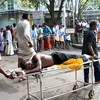 Một nạn nhân bị thương trong vụ hỏa hoạn được chuyển tới bệnh viện. (Nguồn: AFP/Getty Images)