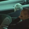 Iniesta khóc khi ngồi trên xe bus chờ đồng đội. (Nguồn: sport-english.com)