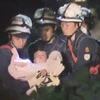 Giải cứu thành công bé gái bị kẹt suốt 6 giờ sau trận động đất. (Nguồn: Daily Mail)