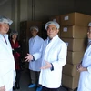 Đại sứ Đoàn Xuân Hưng (trái) thăm xưởng chế biến của Công ty Lehop. (Ảnh: Mạnh Hùng/Vietnam+)