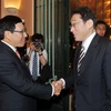 Phó Thủ tướng, Bộ trưởng Bộ Ngoại giao Phạm Bình Minh và Bộ trưởng Ngoại giao Nhật Bản, ông Fumio Kishida. (Ảnh: Nguyễn Khang/TTXVN)